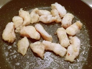 10、冬至美食  莓果烧鱼块,将腌好的鱼块放入锅中煎制 不要着急翻面 待一面定型 有了微微焦黄的颜色 再翻另一面煎制