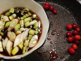 13、冬至美食  莓果烧鱼块,倒入碗汁烧开