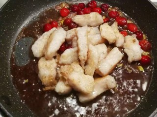 14、冬至美食  莓果烧鱼块,放入煎好的鱼块  翻炒