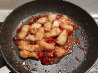 15、冬至美食  莓果烧鱼块,随着加热 酱汁逐渐浓稠 