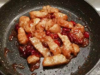 16、冬至美食  莓果烧鱼块,鱼块被酱汁包裹住了 关火