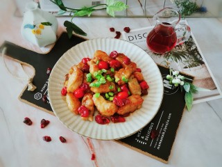 18、冬至美食  莓果烧鱼块,撒上葱圈装饰增香  酸酸甜甜的若人喜爱。