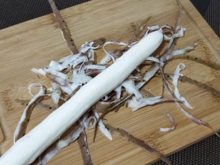 9、山药排骨汤,山药削皮，最好戴着手套操作