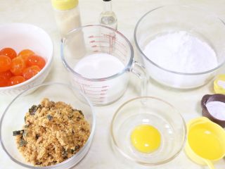 1、蛋黄肉松麻薯球,备齐所需材料