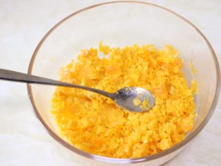 3、蛋黄肉松麻薯球,蒸熟的咸蛋黄用勺子碾碎