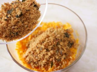 4、蛋黄肉松麻薯球,加入96g海苔肉松