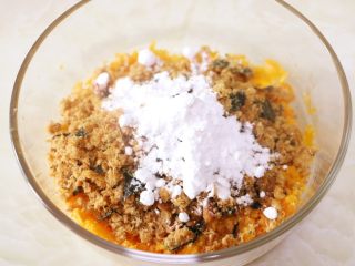 6、蛋黄肉松麻薯球,加入糖粉