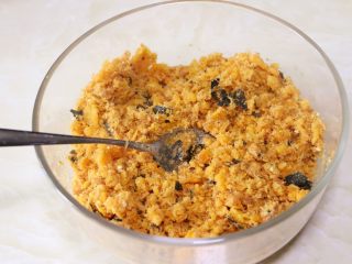 7、蛋黄肉松麻薯球,用勺子充分搅拌均匀，蛋黄肉松馅料就做好了