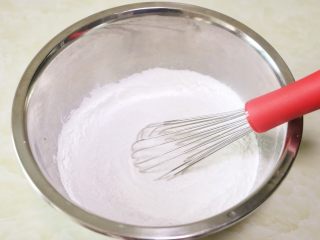 10、蛋黄肉松麻薯球,接着做麻薯皮：将糯米粉、木薯淀粉和泡打粉倒入和面盆中，用蛋抽稍稍将其拌匀