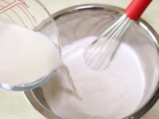 11、蛋黄肉松麻薯球,加入牛奶