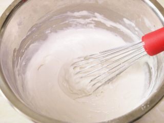 12、蛋黄肉松麻薯球,用蛋抽充分搅匀，如图所示状态即可