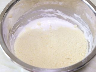 13、蛋黄肉松麻薯球,加入芝士粉