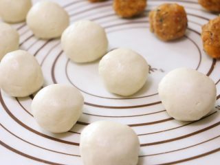 17、蛋黄肉松麻薯球,拌好的麻薯面团均分成12个，每个约42g左右
