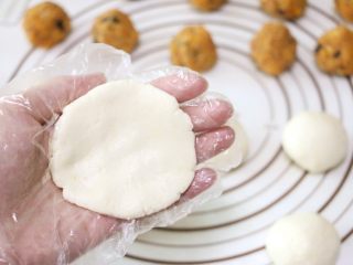 18、蛋黄肉松麻薯球,取一个面剂子放在手心稍稍按扁