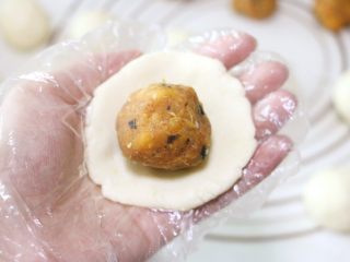 19、蛋黄肉松麻薯球,把馅料放在中间