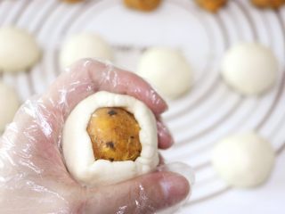 20、蛋黄肉松麻薯球,用手掌虎口慢慢向上推面皮，像包汤圆一样包好