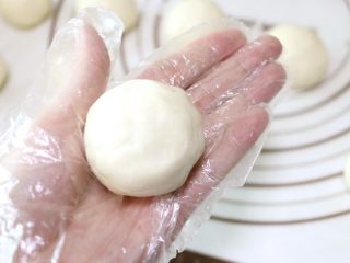 21、蛋黄肉松麻薯球,捏紧收口，稍稍搓圆即可