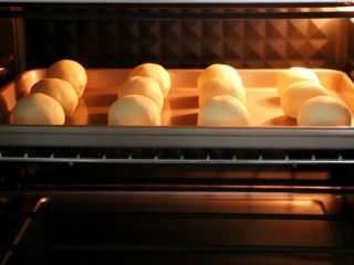 23、蛋黄肉松麻薯球,将烤盘放入预热好的烤箱中层，上火150度，下火130度，烘烤35分钟