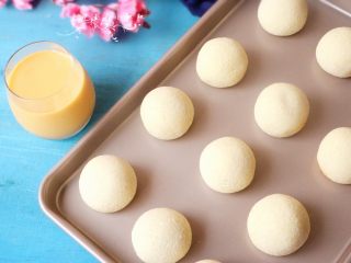 24、蛋黄肉松麻薯球,烤好出炉后稍放凉，趁热吃哦~ 