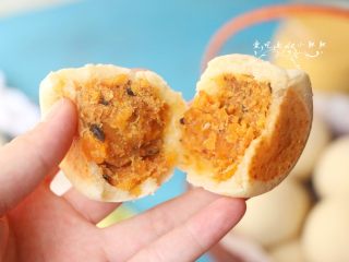 28、蛋黄肉松麻薯球,吃一个