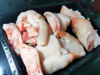 1、黄豆猪脚汤,猪脚剁小块