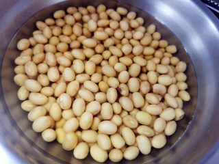 2、黄豆猪脚汤,黄豆提前一晚泡发