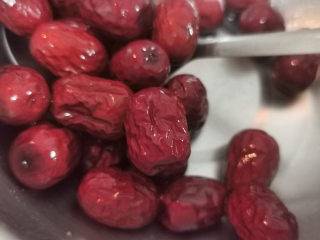 4、黄豆猪脚汤,红枣洗净