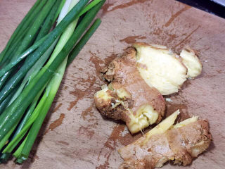 5、黄豆猪脚汤,葱姜拍破