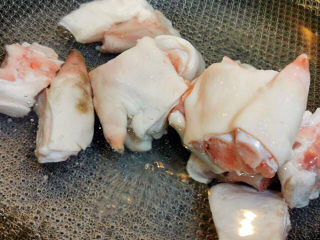 6、黄豆猪脚汤,猪脚下水汆烫