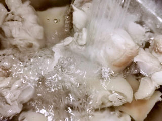 7、黄豆猪脚汤,冲洗干净