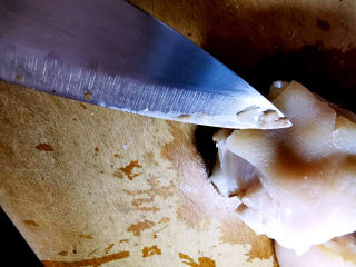 8、黄豆猪脚汤,刮去表皮污垢