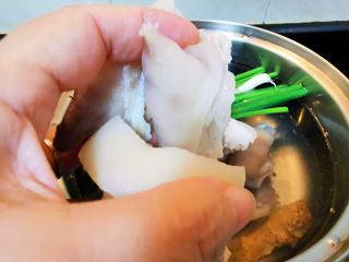 9、黄豆猪脚汤,锅中放宽水，加入葱姜及猪脚