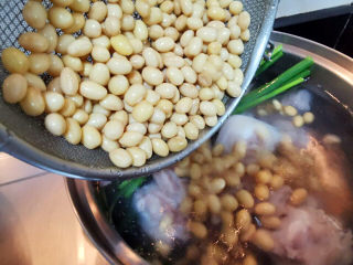 10、黄豆猪脚汤,黄豆也加进来