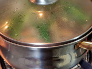 12、黄豆猪脚汤,煮开，盖好盖子，小火焖煮30分钟