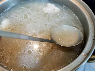 13、黄豆猪脚汤,打开盖子，打去浮末