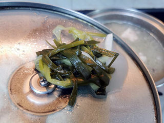 15、黄豆猪脚汤,葱姜也挑去