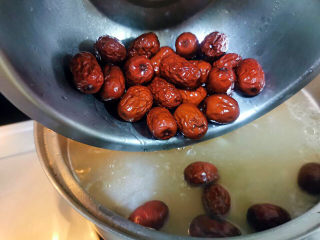 16、黄豆猪脚汤,加入红枣