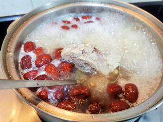 17、黄豆猪脚汤,继续煮10分钟左右