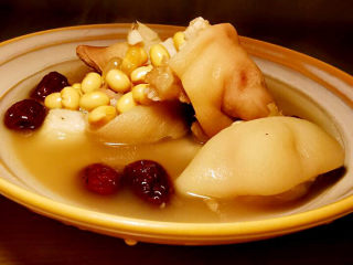 18、黄豆猪脚汤,试试猪脚能被筷子穿透，就搞定了。