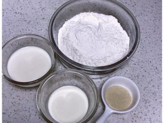 1、乳酪橙皮金钱小面包,准备好中种所用的材料