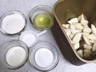 3、乳酪橙皮金钱小面包, 中种面团剪成小块放入面包桶中，并备齐主面团里其他所需要的材料。