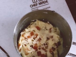 8、乳酪橙皮金钱小面包,奶油奶酪加糖粉隔水软化至顺滑状态后加入糖渍橙皮丁，混合均匀，冷却后备用。