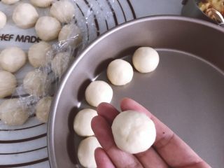 12、乳酪橙皮金钱小面包,收口朝下摆放在模具内。