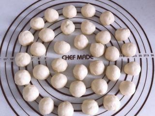 10、乳酪橙皮金钱小面包, 滚圆。盖保鲜膜松弛10分钟左右