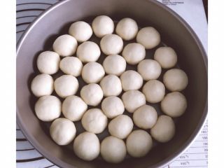 13、乳酪橙皮金钱小面包,全部摆放好的样子。