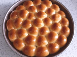 15、乳酪橙皮金钱小面包,出炉后趁热薄薄的刷一层融化的黄油，这样面包看起来更漂亮且会更加柔软。