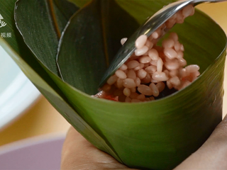 14、甜粽子和咸粽子都过时了！鲜果粽子才是王道,盖上糯米