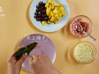16、甜粽子和咸粽子都过时了！鲜果粽子才是王道,系上绳子