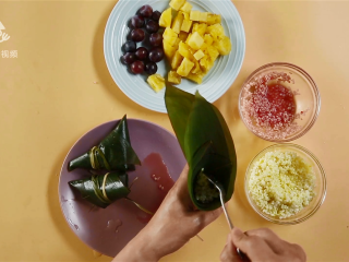 17、甜粽子和咸粽子都过时了！鲜果粽子才是王道,两张粽叶卷成圆锥状，放入菠萝汁糯米