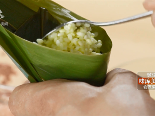 19、甜粽子和咸粽子都过时了！鲜果粽子才是王道,盖上糯米